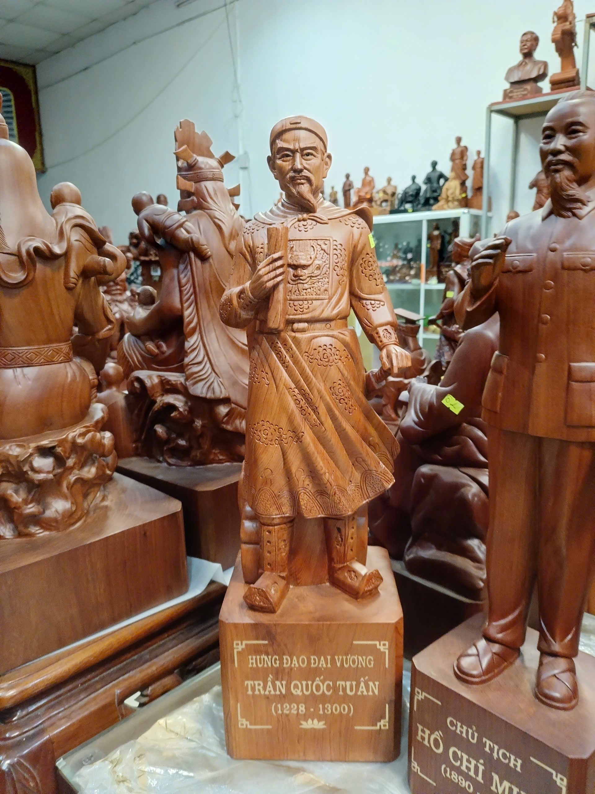 Tượng Trần Hưng Đạo gỗ Hương